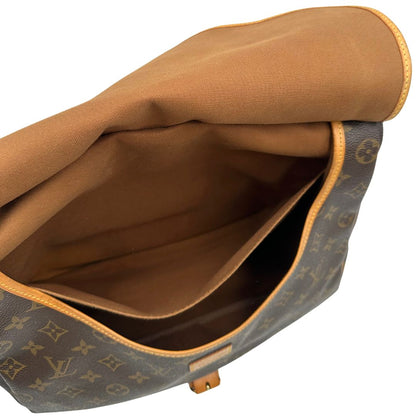 Interno, Borsa Saumur LV monogram nella misura 35 realizzata in canvas monogram e finiture in vacchetta naturale. Originale, usata, di lusso, in ottime condizioni.