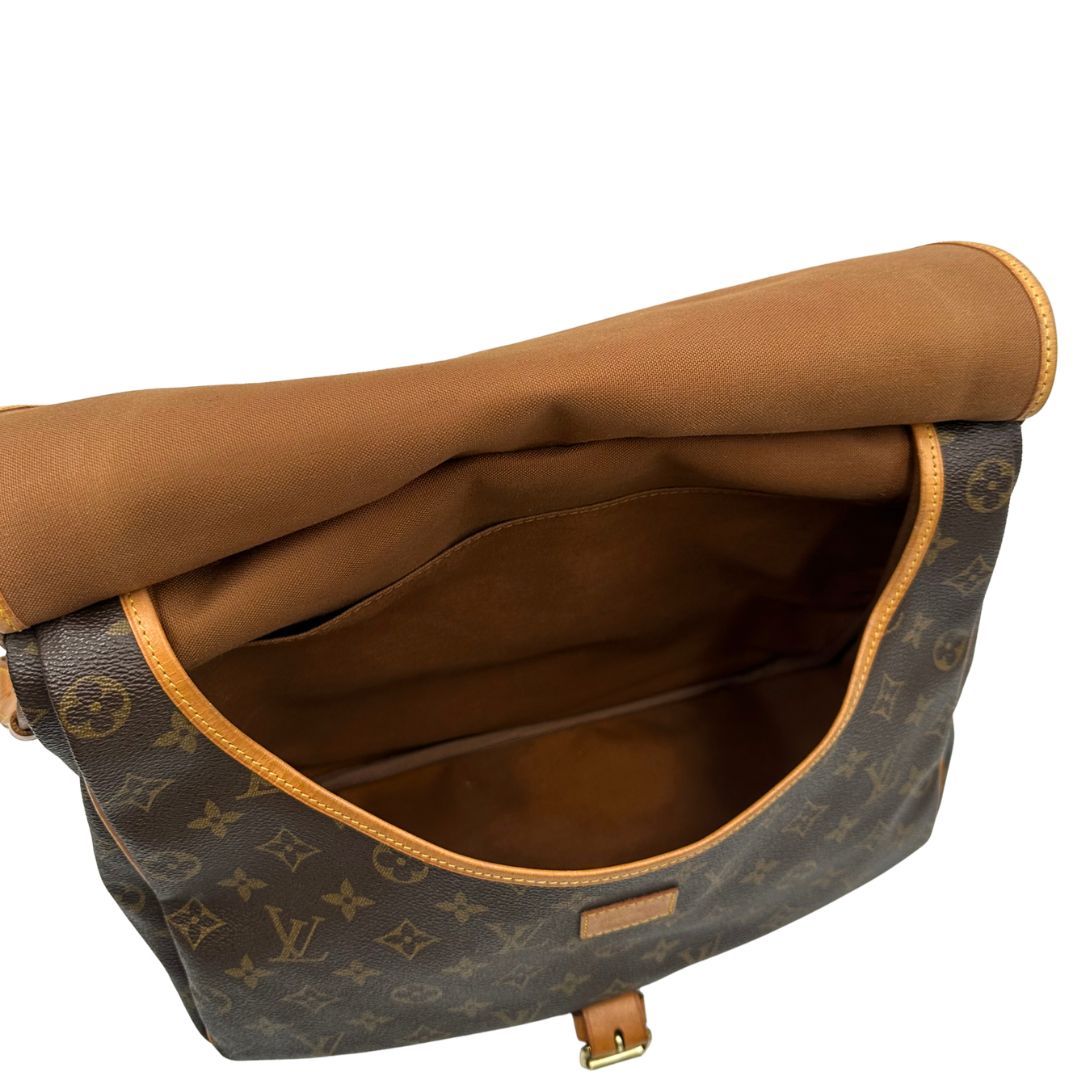 Interno, Borsa Saumur LV monogram nella misura 35 realizzata in canvas monogram e finiture in vacchetta naturale. Originale, usata, di lusso, in ottime condizioni.