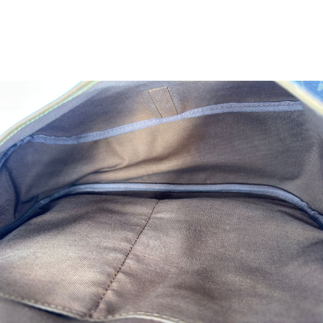 Interno, Borsa Saumur LV monogram nella misura 35 realizzata in canvas monogram e finiture in vacchetta naturale. Originale, usata, di lusso, in ottime condizioni.