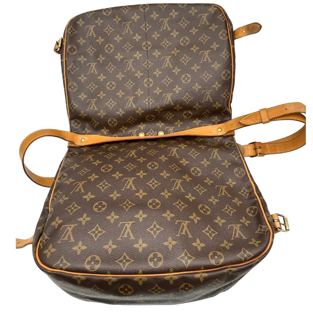 Borsa Saumur LV monogram nella misura 35 realizzata in canvas monogram e finiture in vacchetta naturale. Originale, usata, di lusso, in ottime condizioni.