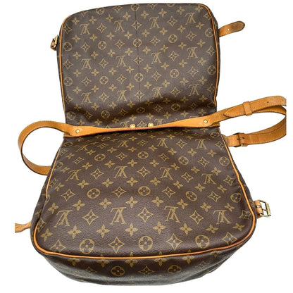 Borsa Saumur LV monogram nella misura 35 realizzata in canvas monogram e finiture in vacchetta naturale. Originale, usata, di lusso, in ottime condizioni.