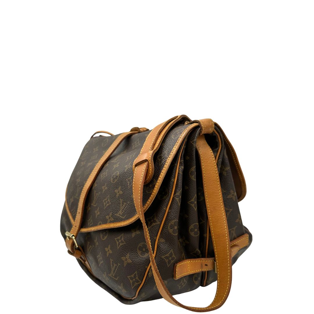 Laterale, Borsa Saumur LV monogram nella misura 35 realizzata in canvas monogram e finiture in vacchetta naturale. Originale, usata, di lusso, in ottime condizioni.