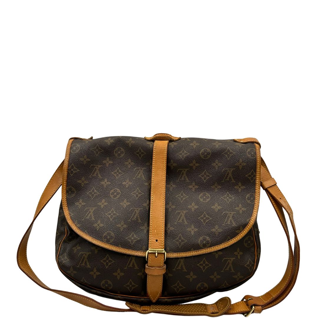 Retro, Borsa Saumur LV monogram nella misura 35 realizzata in canvas monogram e finiture in vacchetta naturale. Originale, usata, di lusso, in ottime condizioni.