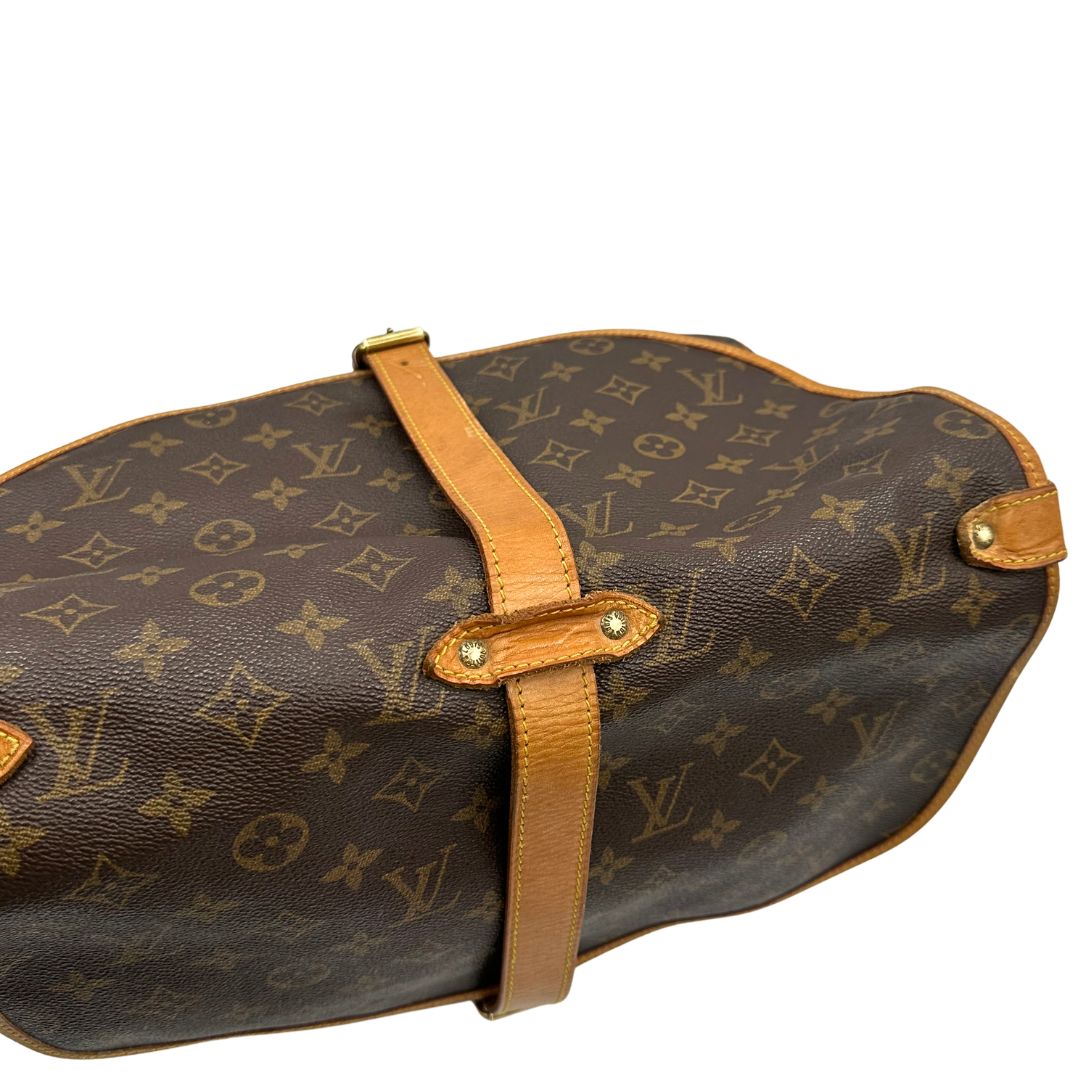 Borsa Saumur LV monogram nella misura 35 realizzata in canvas monogram e finiture in vacchetta naturale. Originale, usata, di lusso, in ottime condizioni.