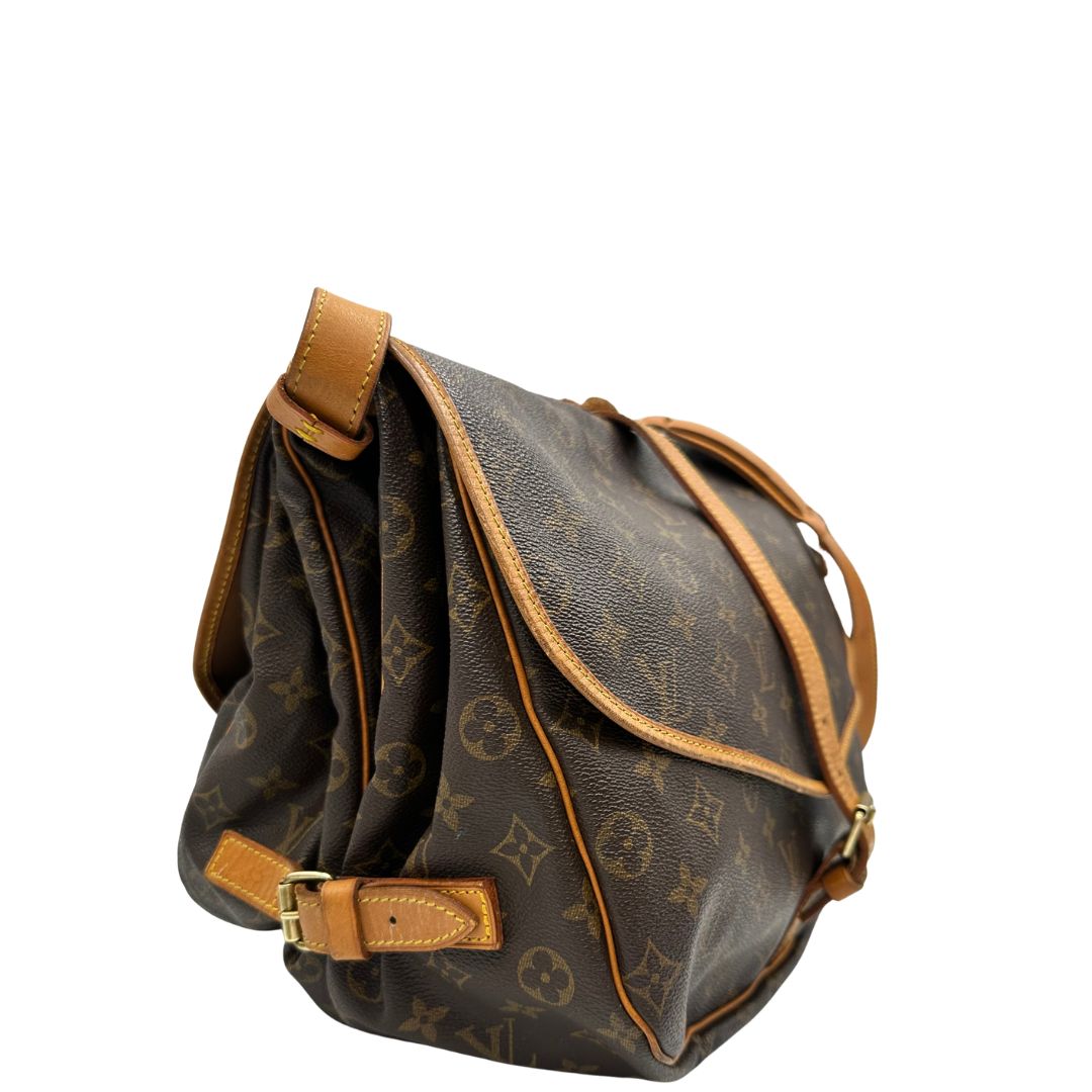 Laterale, Borsa Saumur LV monogram nella misura 35 realizzata in canvas monogram e finiture in vacchetta naturale. Originale, usata, di lusso, in ottime condizioni.