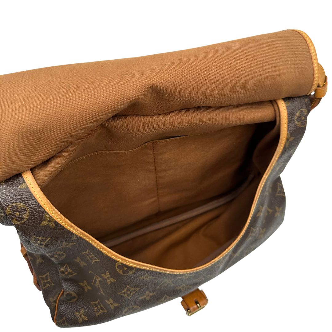 Interno, Borsa Saumur LV monogram nella misura 35 realizzata in canvas monogram e finiture in vacchetta naturale. Originale, usata, di lusso, in ottime condizioni.