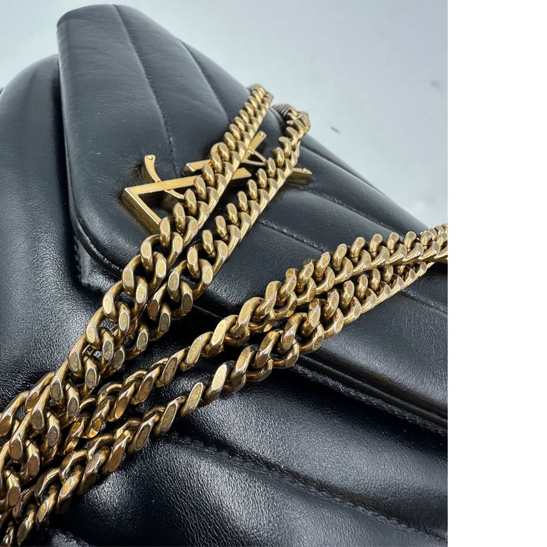 interno Borsa Saint Laurent in pelle di agnello morbida con impunture trapuntate chevron, nera con hardware dorato, può essere portata a spalla o a tracolla, di lusso, originale, ottime condizioni 