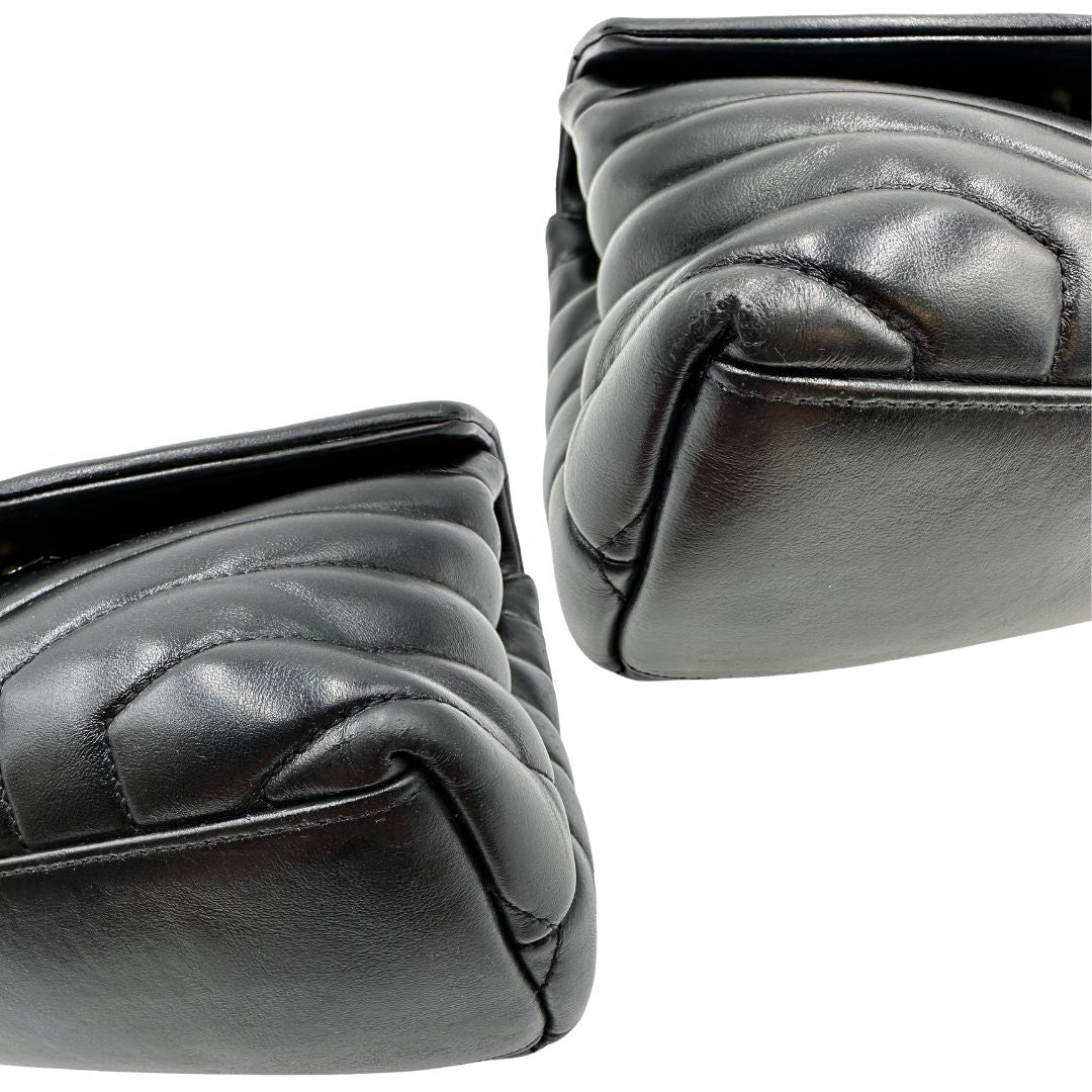 angoli  Borsa Saint Laurent in pelle di agnello morbida con impunture trapuntate chevron, nera con hardware dorato, può essere portata a spalla o a tracolla, di lusso, originale, ottime condizioni