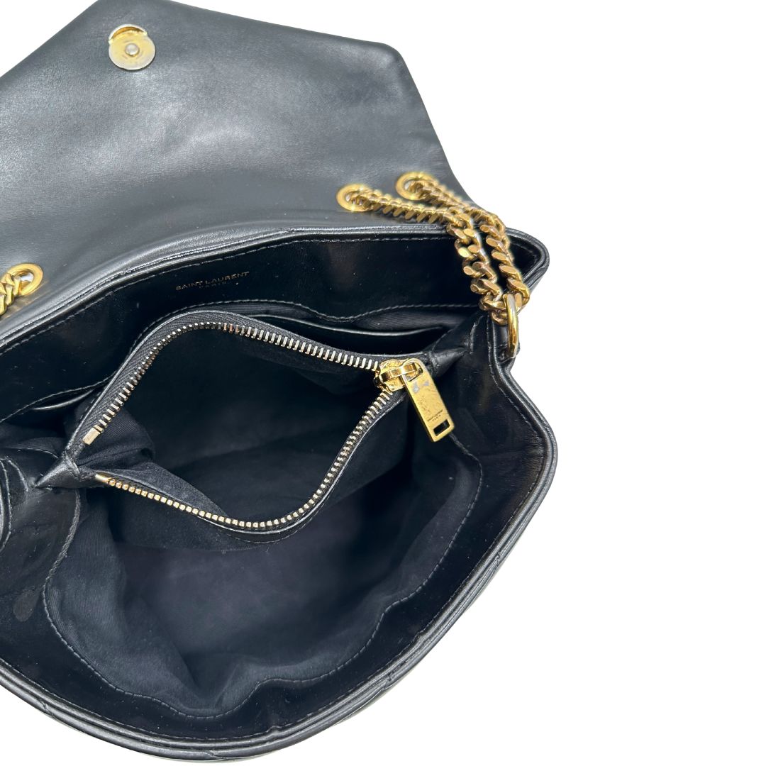interno Borsa Saint Laurent in pelle di agnello morbida con impunture trapuntate chevron, nera con hardware dorato, può essere portata a spalla o a tracolla, di lusso, originale, ottime condizioni 