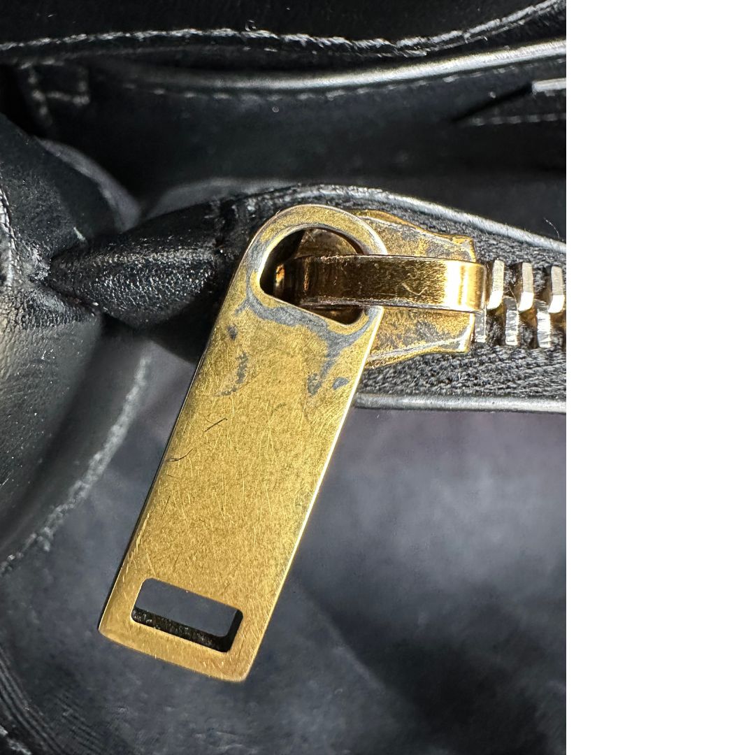 Borsa Saint Laurent in pelle di agnello morbida con impunture trapuntate chevron, nera con hardware dorato, può essere portata a spalla o a tracolla, di lusso, originale, ottime condizioni