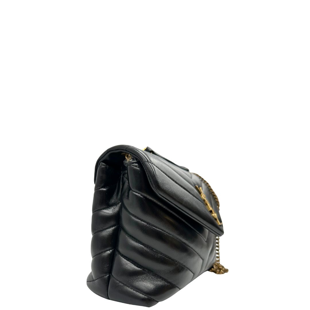 lato Borsa Saint Laurent in pelle di agnello morbida con impunture trapuntate chevron, nera con hardware dorato, può essere portata a spalla o a tracolla, di lusso, originale, ottime condizioni 