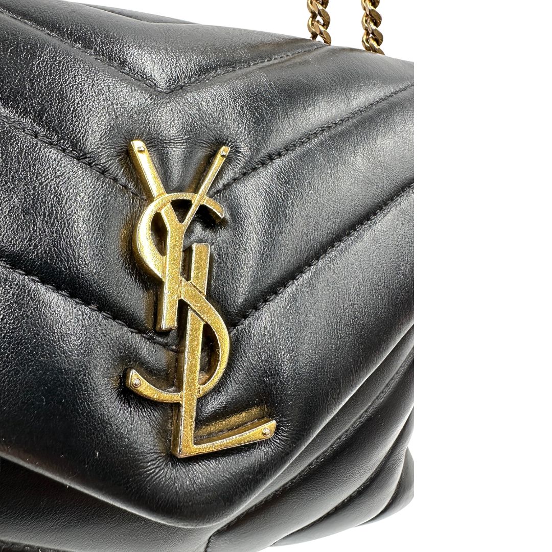 Borsa Saint Laurent in pelle di agnello morbida con impunture trapuntate chevron, nera con hardware dorato, può essere portata a spalla o a tracolla, di lusso, originale, ottime condizioni