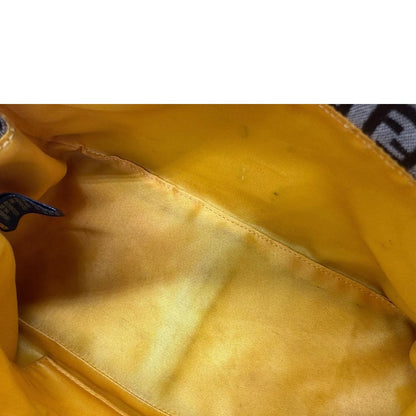 Interno di una borsa a spalla Fendi in tessuto beige e marrone trama Zucchino, con finiture in pelle dorate, usata, originale, second hand, in ottime condizioni.