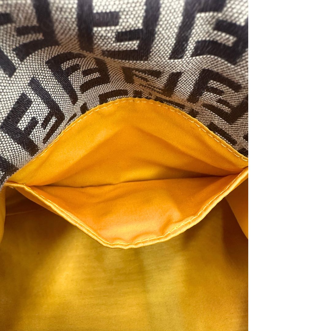 Interno di una borsa a spalla Fendi in tessuto beige e marrone trama Zucchino, con finiture in pelle dorate, usata, originale, second hand, in ottime condizioni.