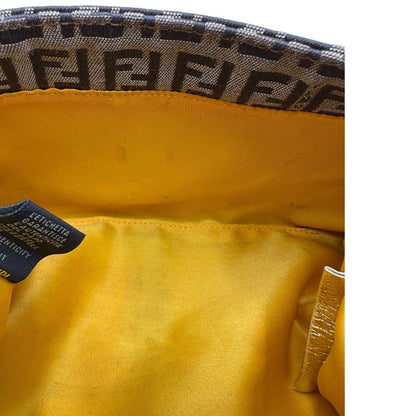 Interno di una borsa a spalla Fendi in tessuto beige e marrone trama Zucchino, con finiture in pelle dorate, usata, originale, second hand, in ottime condizioni.