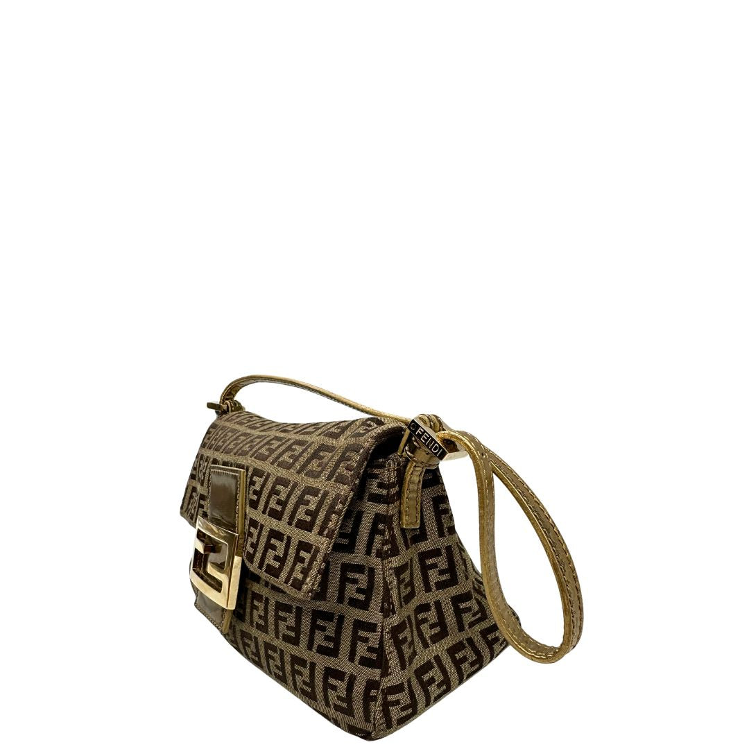 Laterale destro di una borsa a spalla Fendi in tessuto beige e marrone trama Zucchino, con finiture in pelle dorate, usata, originale, second hand, in ottime condizioni.