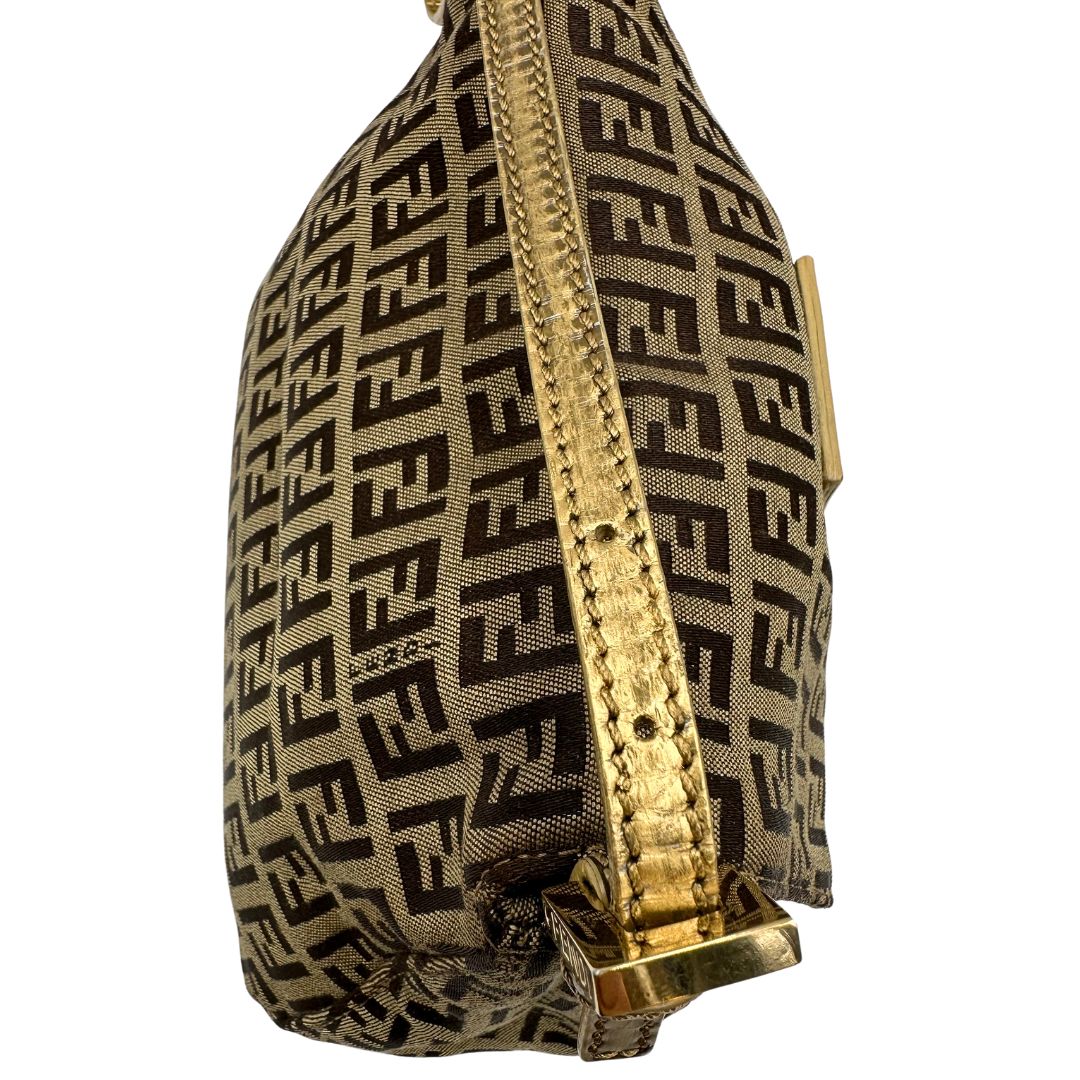 Manico di una borsa a spalla Fendi in tessuto beige e marrone trama Zucchino, con finiture in pelle dorate, usata, originale, second hand, in ottime condizioni.