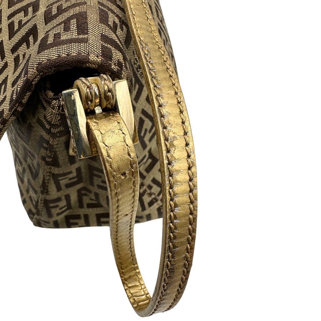 Difetto del manico di una borsa a spalla Fendi in tessuto beige e marrone trama Zucchino, con finiture in pelle dorate, usata, originale, second hand, in ottime condizioni.