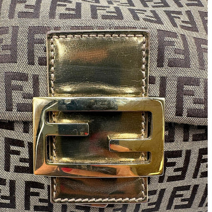 Logo frontale di una borsa a spalla Fendi in tessuto beige e marrone trama Zucchino, con finiture in pelle dorate, usata, originale, second hand, in ottime condizioni.