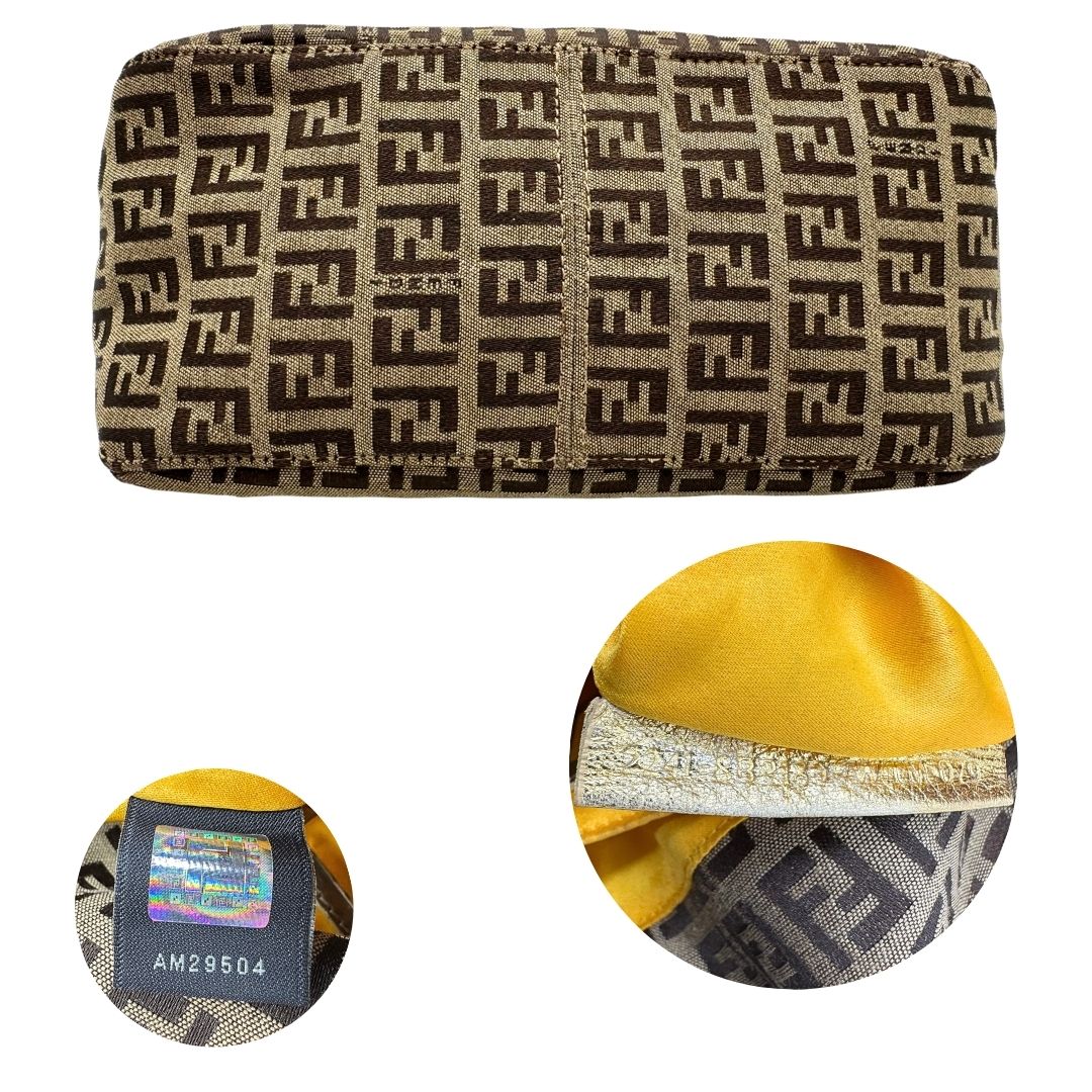 Base e codice di una borsa a spalla Fendi in tessuto beige e marrone trama Zucchino, con finiture in pelle dorate, usata, originale, second hand, in ottime condizioni.