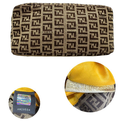 Base e codice di una borsa a spalla Fendi in tessuto beige e marrone trama Zucchino, con finiture in pelle dorate, usata, originale, second hand, in ottime condizioni.