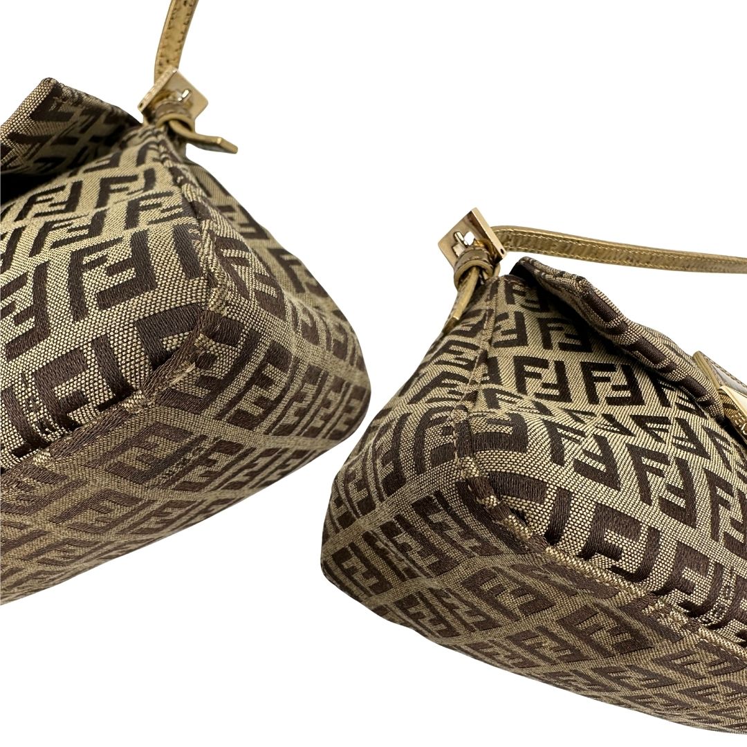 Angoli di una borsa a spalla Fendi in tessuto beige e marrone trama Zucchino, con finiture in pelle dorate, usata, originale, second hand, in ottime condizioni.