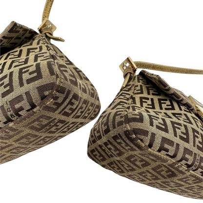 Angoli di una borsa a spalla Fendi in tessuto beige e marrone trama Zucchino, con finiture in pelle dorate, usata, originale, second hand, in ottime condizioni.