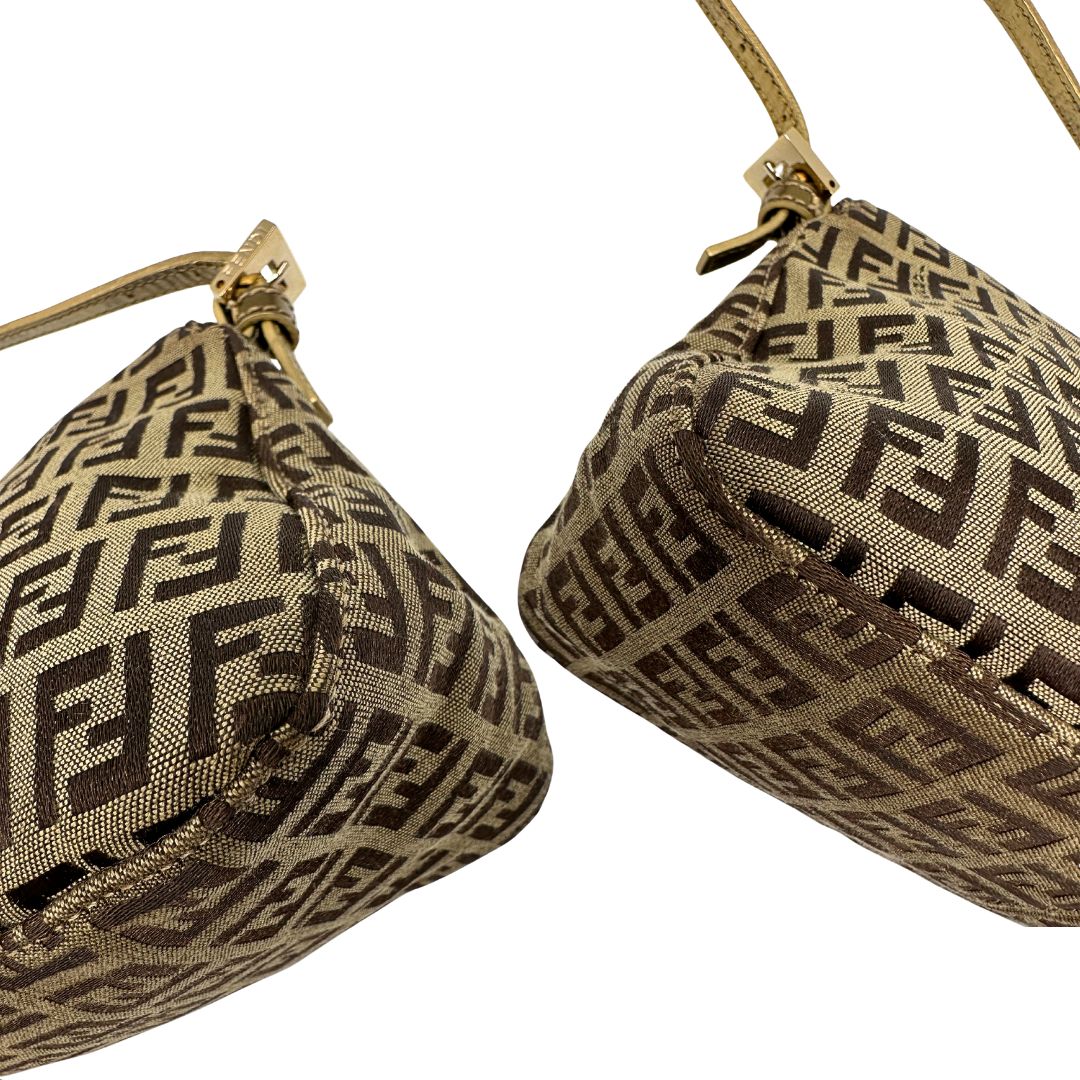 Angoli di una borsa a spalla Fendi in tessuto beige e marrone trama Zucchino, con finiture in pelle dorate, usata, originale, second hand, in ottime condizioni.