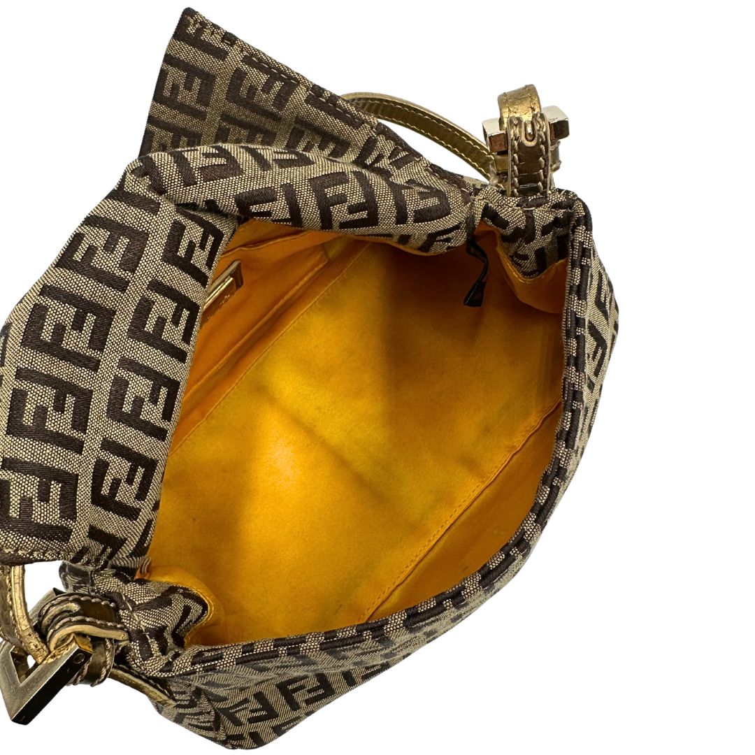 Interno di una borsa a spalla Fendi in tessuto beige e marrone trama Zucchino, con finiture in pelle dorate, usata, originale, second hand, in ottime condizioni.