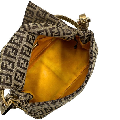 Interno di una borsa a spalla Fendi in tessuto beige e marrone trama Zucchino, con finiture in pelle dorate, usata, originale, second hand, in ottime condizioni.