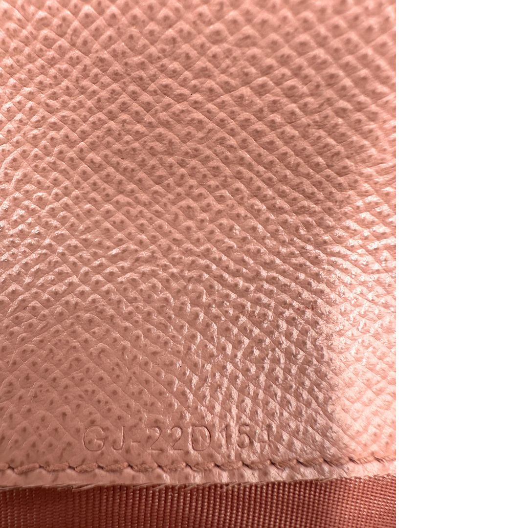 Codice di un portafoglio Ferragamo in pelle rosa, dotata di un porta tessera estraibile. Iconico fiocco del brand sul front, usato, originale, second hand, in buone condizioni.