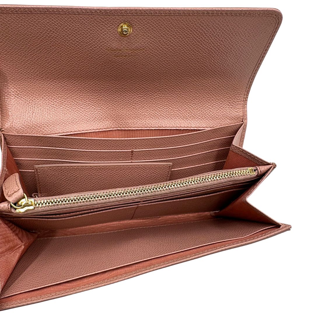 Interno di un portafoglio Ferragamo in pelle rosa, dotata di un porta tessera estraibile. Iconico fiocco del brand sul front, usato, originale, second hand, in buone condizioni.