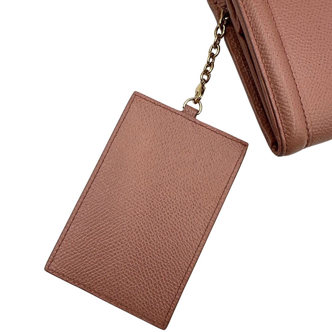 Accessorio estraibile di un portafoglio Ferragamo in pelle rosa, dotata di un porta tessera estraibile. Iconico fiocco del brand sul front, usato, originale, second hand, in buone condizioni.