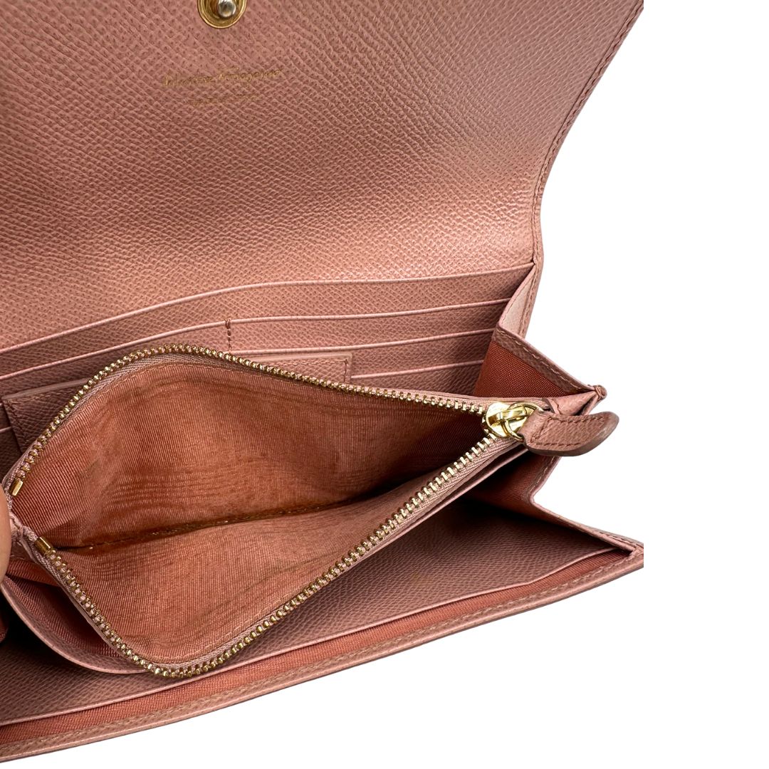 Interno di un portafoglio Ferragamo in pelle rosa, dotata di un porta tessera estraibile. Iconico fiocco del brand sul front, usato, originale, second hand, in buone condizioni.