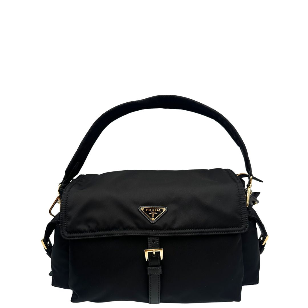 front Borsa Prada realizzata in Re-Nylon con una silhouette multitasche dalle linee morbide, di lusso, originale, eccellenti condizioni, usata 