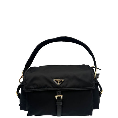 front Borsa Prada realizzata in Re-Nylon con una silhouette multitasche dalle linee morbide, di lusso, originale, eccellenti condizioni, usata 