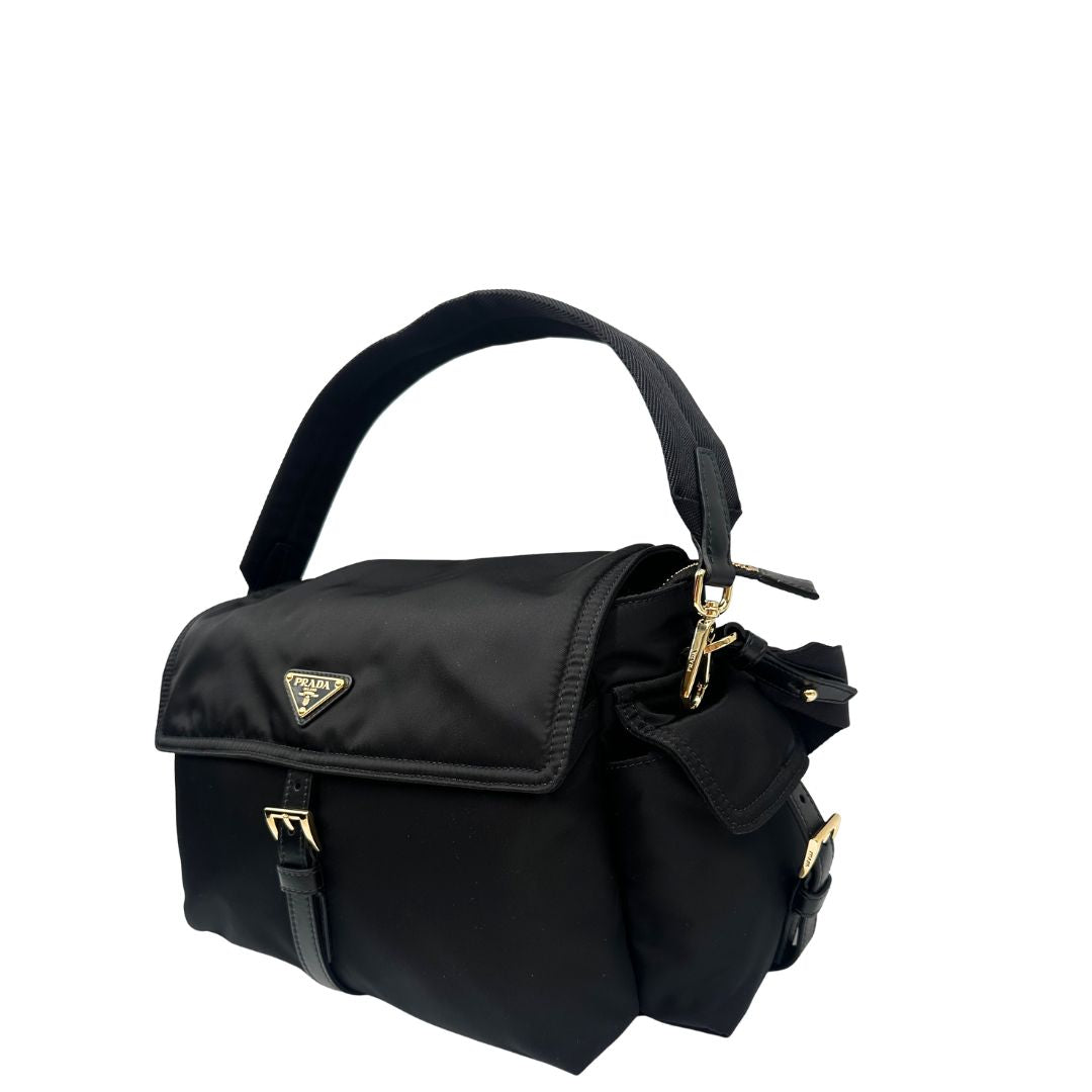 lato Borsa Prada realizzata in Re-Nylon con una silhouette multitasche dalle linee morbide, di lusso, originale, eccellenti condizioni, usata 