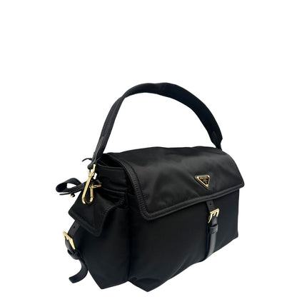 lato Borsa Prada realizzata in Re-Nylon con una silhouette multitasche dalle linee morbide, di lusso, originale, eccellenti condizioni, usata 