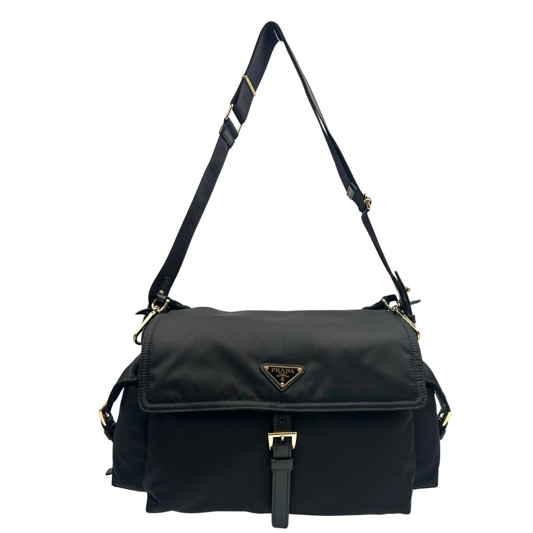 front Borsa Prada realizzata in Re-Nylon con una silhouette multitasche dalle linee morbide, di lusso, originale, eccellenti condizioni, usata 