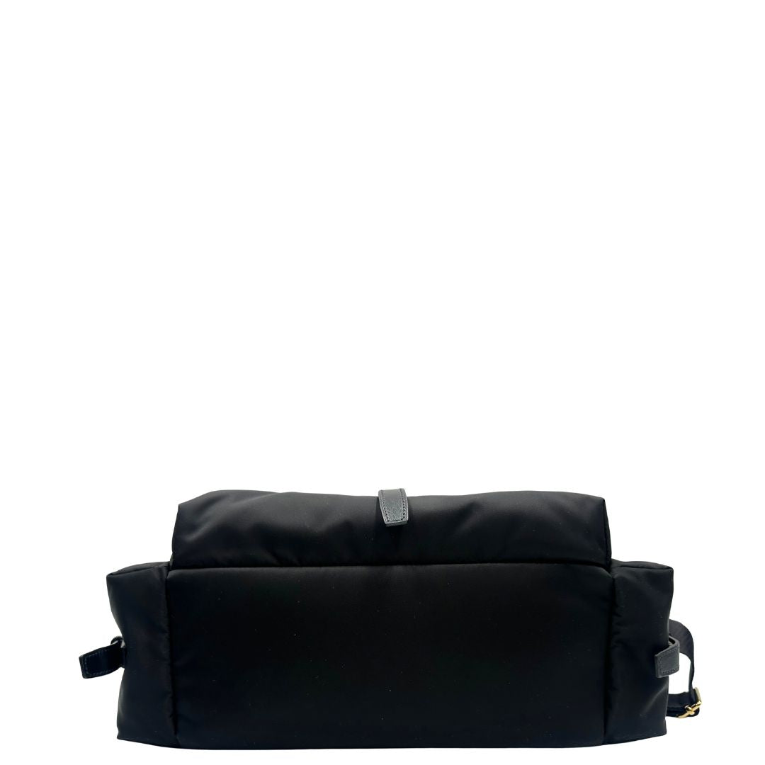 base Borsa Prada realizzata in Re-Nylon con una silhouette multitasche dalle linee morbide, di lusso, originale, eccellenti condizioni, usata 