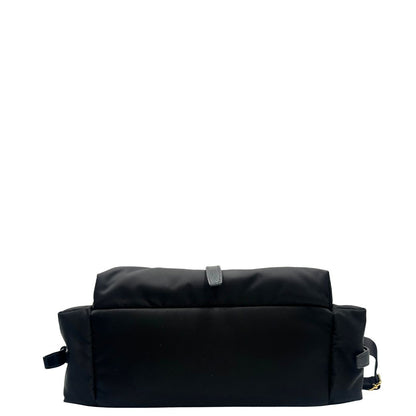 base Borsa Prada realizzata in Re-Nylon con una silhouette multitasche dalle linee morbide, di lusso, originale, eccellenti condizioni, usata 