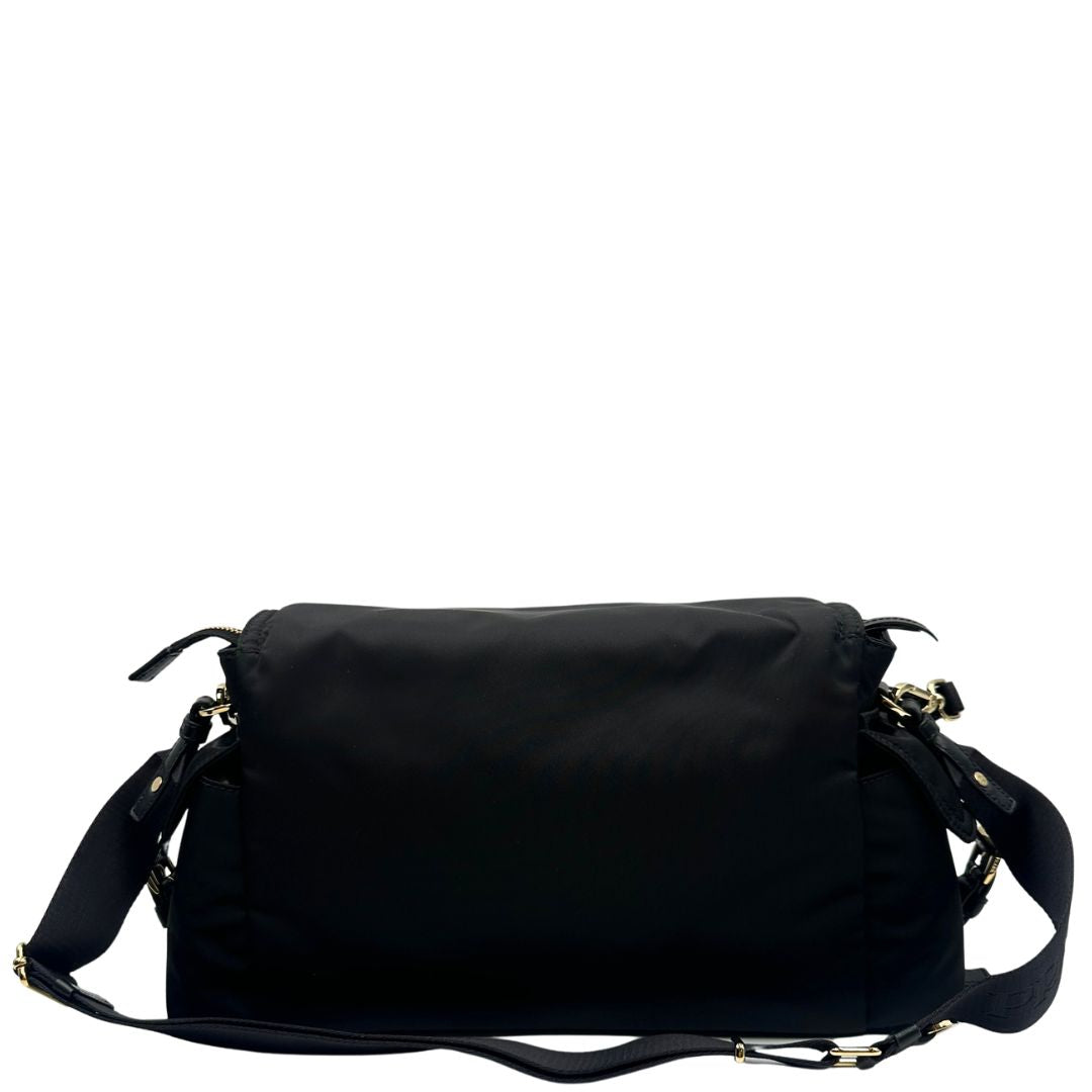 retro Borsa Prada realizzata in Re-Nylon con una silhouette multitasche dalle linee morbide, di lusso, originale, eccellenti condizioni, usata 