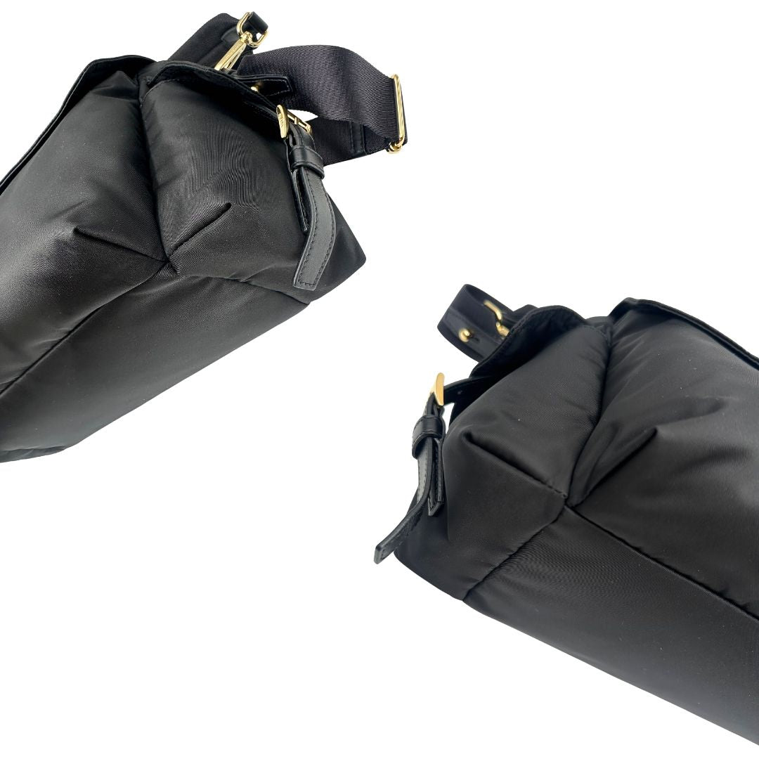 angoli Borsa Prada realizzata in Re-Nylon con una silhouette multitasche dalle linee morbide, di lusso, originale, eccellenti condizioni, usata 