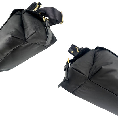 angoli Borsa Prada realizzata in Re-Nylon con una silhouette multitasche dalle linee morbide, di lusso, originale, eccellenti condizioni, usata 