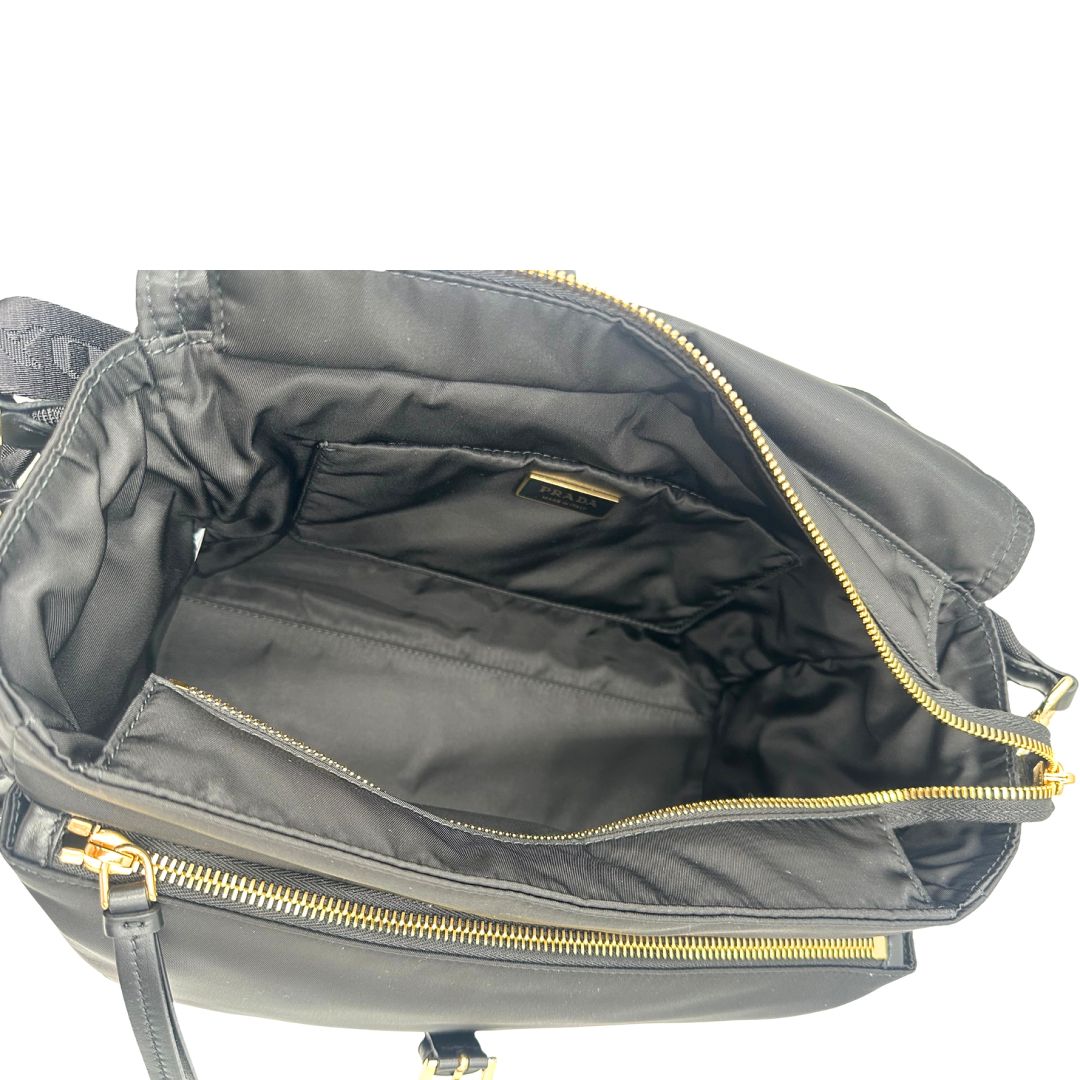 interno Borsa Prada realizzata in Re-Nylon con una silhouette multitasche dalle linee morbide, di lusso, originale, eccellenti condizioni, usata