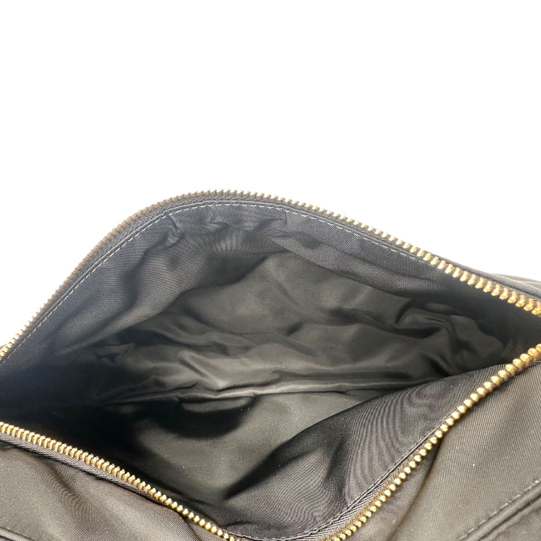 interno Borsa Prada realizzata in Re-Nylon con una silhouette multitasche dalle linee morbide, di lusso, originale, eccellenti condizioni, usata