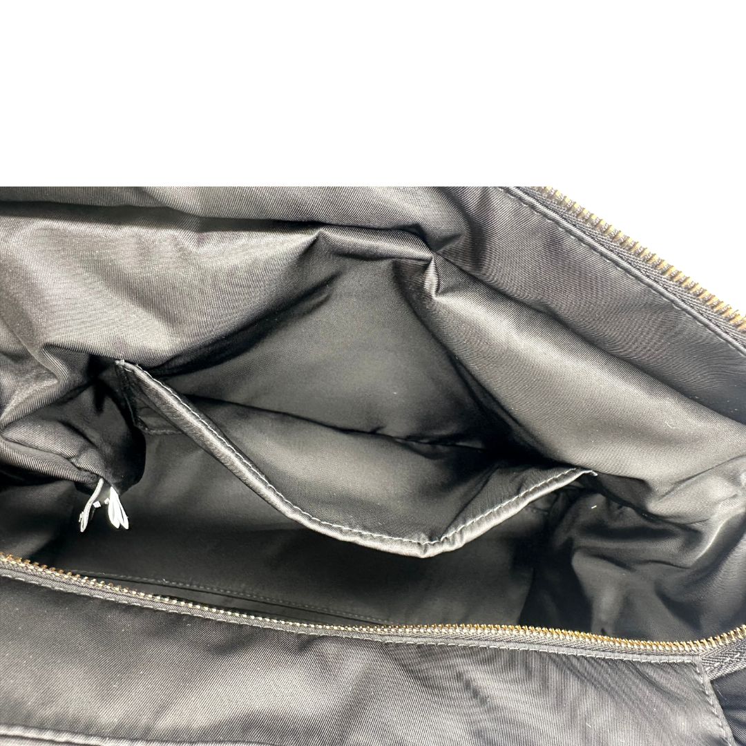interno Borsa Prada realizzata in Re-Nylon con una silhouette multitasche dalle linee morbide, di lusso, originale, eccellenti condizioni, usata