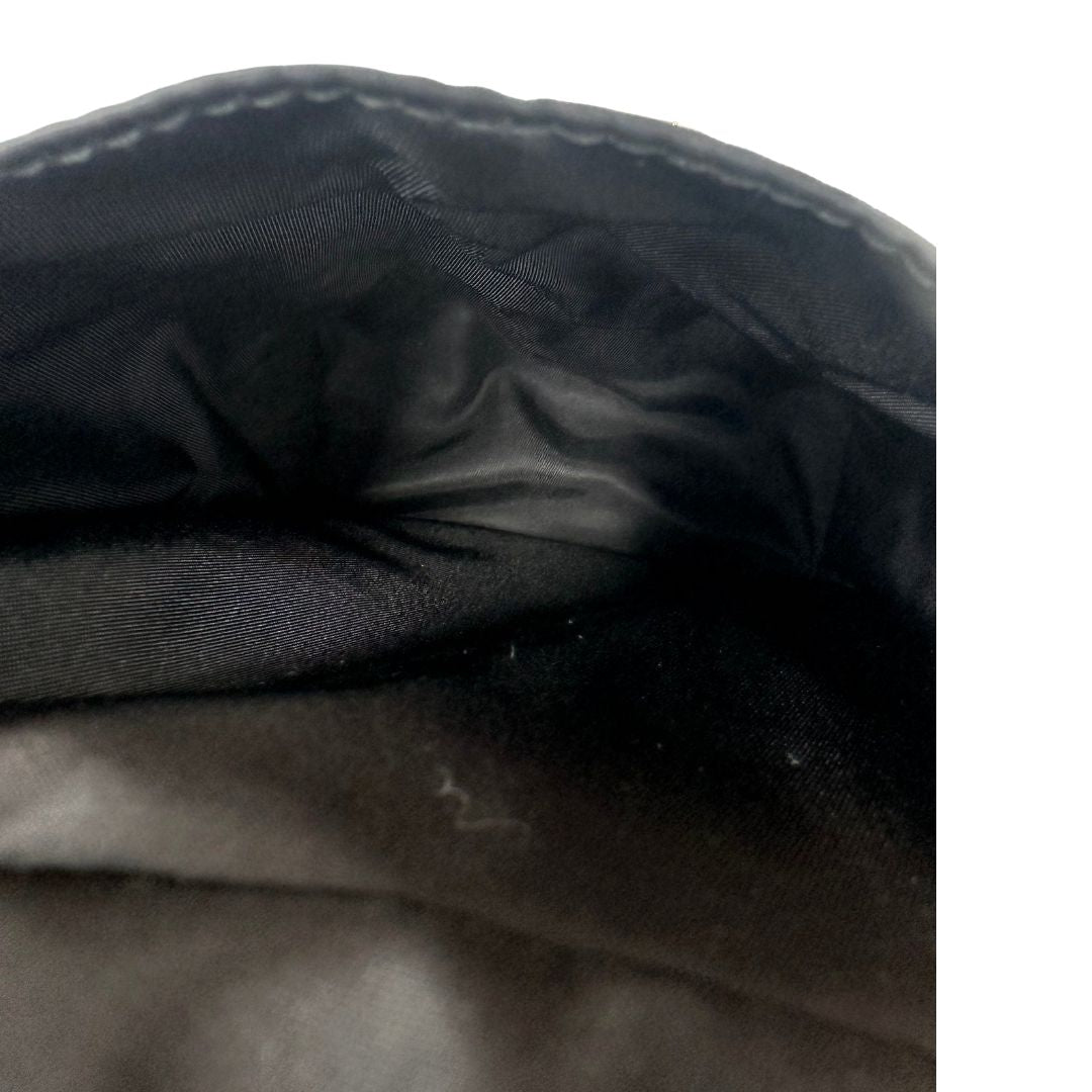 interno Borsa Prada realizzata in Re-Nylon con una silhouette multitasche dalle linee morbide, di lusso, originale, eccellenti condizioni, usata