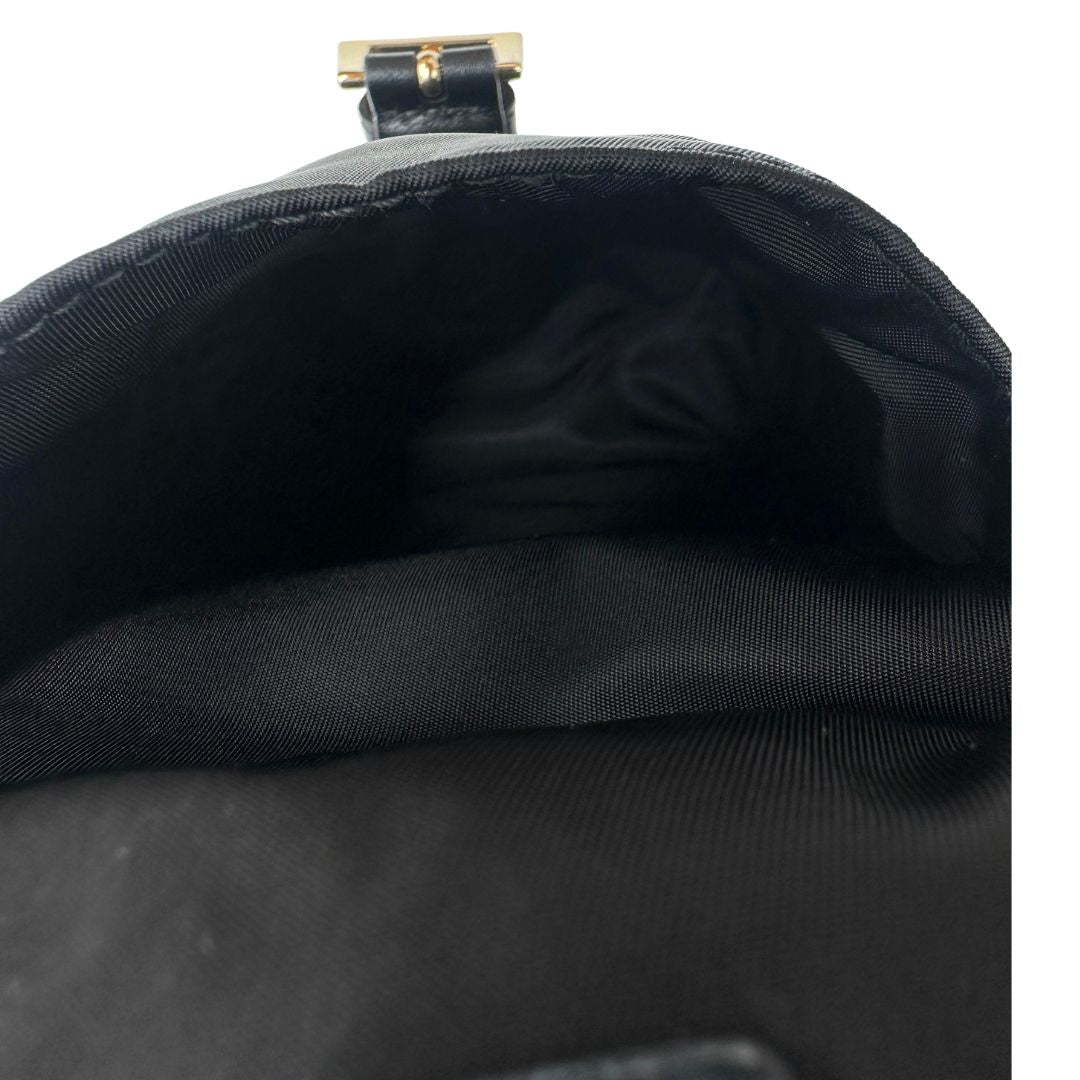 interno Borsa Prada realizzata in Re-Nylon con una silhouette multitasche dalle linee morbide, di lusso, originale, eccellenti condizioni, usata