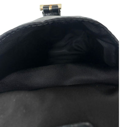 interno Borsa Prada realizzata in Re-Nylon con una silhouette multitasche dalle linee morbide, di lusso, originale, eccellenti condizioni, usata